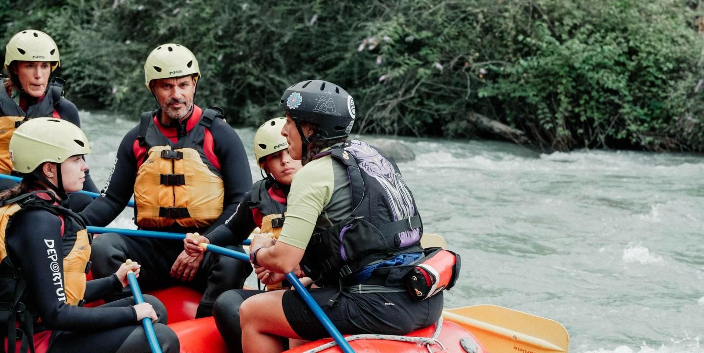 Guía de Deportur hablando con un grupo dentro de la barca antes de salir