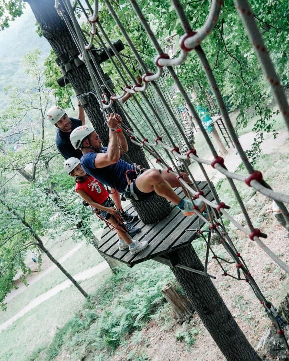Padre e hija en una plataforma del circuito entre los árboles