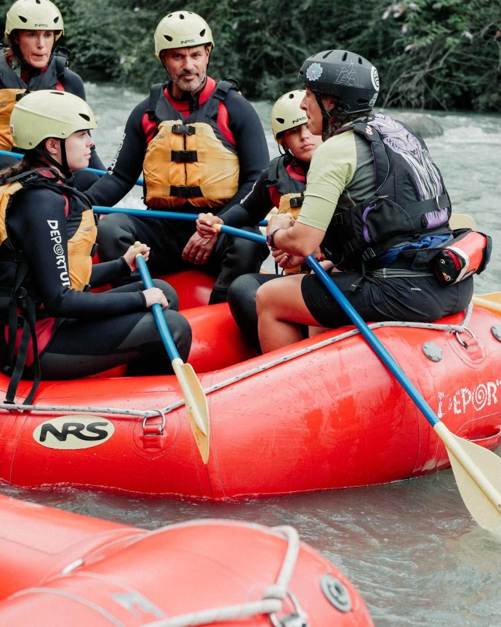 Guía de Deportur dando el briefing a su grupo dentro de la barca, ya en el Garona